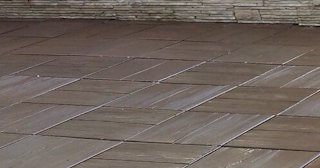 Бетонная брусчатка двора в Полевской в октябре