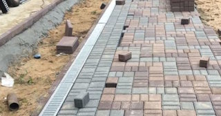 Профессиональная укладка плитки на улице в Полевской в октябре
