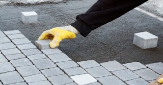 Монтаж тротуарной плитки на даче в Полевской в октябре