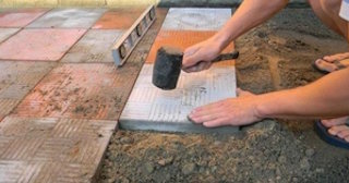 Укладка тротуарной плитки на основание в Полевской в октябре