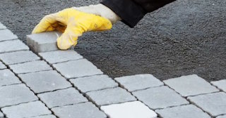 Укладка брусчатки в Полевской - цена от 821 руб. за м2 | ТротуарнаяПлитка
