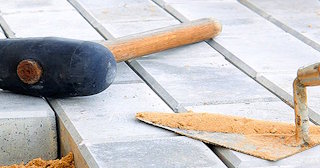 Профессиональная укладка тротуарной брусчатки в Полевской в октябре